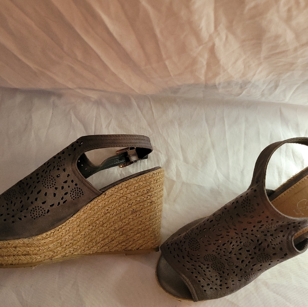 Size 8 1/2 gray Refresh sandals